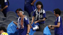 Hành động đẹp của CĐV Nhật Bản trên khán đài World Cup