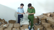 Cận cảnh dây chuyền pha chế bột gia vị mì tôm giả nhãn hiệu