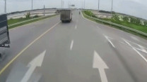 Clip: Taxi húc đuôi xe tải rồi cùng lao xuống ruộng