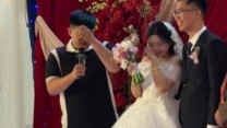 Chị gái lấy chồng, em trai khóc như mưa nói lời ‘tận đáy lòng’ khiến hội trường cười nghiêng ngả