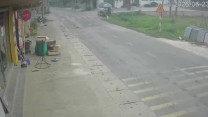 Clip: Xe container rơi bánh trên đường, lăn vào nhà dân