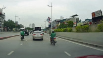 Clip: Tài xế cầm lái thiếu quan sát, xe máy đâm hai lần vào ô tô