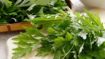 Loại rau giá rẻ như cho, bán đầy chợ Việt được mệnh danh là 'vua của các loại thảo mộc', vừa là rau vừa là vị thuốc quý
