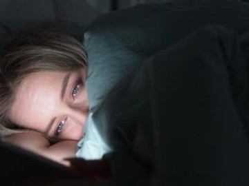 Ngủ đủ vẫn mệt? 3 thói quen buổi tối tưởng vô hại nhưng đang âm thầm 'rút cạn năng lượng' của bạn