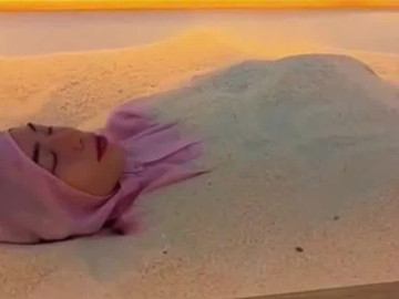 Trào lưu vùi mình vào cát nóng giảm 6cm vòng bụng gây sốt mạng xã hội, bác sĩ cảnh báo