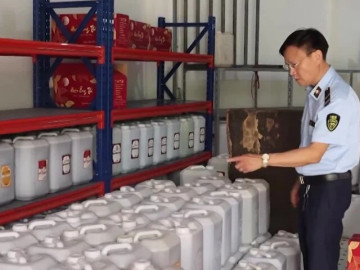 Cận cảnh kho rượu men lá khổng lồ không giấy tờ "ẩn" trong khu dân cư