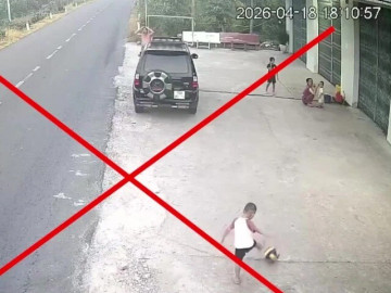 Ai chịu trách nhiệm vụ bé trai đá bóng gây tai nạn chết người?