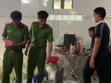 Phát hiện cơ sở bán “kem trộn” quy mô lớn không rõ nguồn gốc