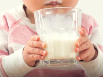 Bé trai nhập viện vì uống nhiều sữa tươi, bác sĩ lưu ý các sai lầm khi cho trẻ uống sữa