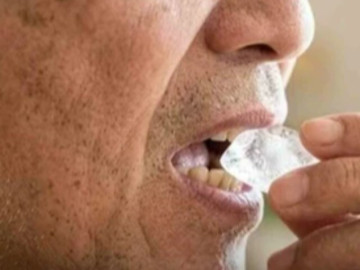 Nhai đá giải nhiệt, người đàn ông 66 tuổi suýt tắc đường thở