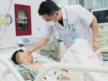 Bé trai 13 tuổi vỡ lách, sốc mất máu nghiêm trọng vì bị bóng sút vào bụng