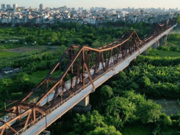 Cầu Long Biên đông đúc trở lại sau gần 2 tháng sửa chữa