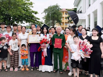 Nữ thủ khoa gây xúc động khi 29 người thân đến dự lễ tốt nghiệp: “Gia đình là động lực lớn nhất của tôi”