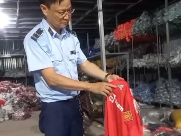 Cận cảnh gần 4000 bộ quần áo thể thao giả hàng hiệu bị tạm giữ