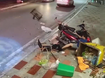 Ô tô phóng nhanh, đâm văng xe rác vào người bên đường