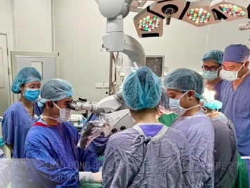 Báo động đỏ cứu bàn tay đứt lìa cho trẻ 2 tuổi bị máy dập cốc cuốn vào