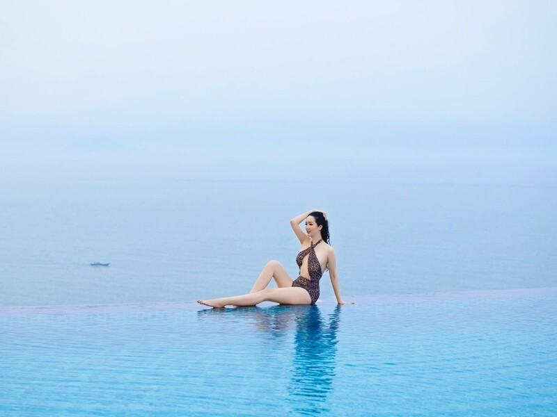 Mới đây, Hoa hậu Giáng My tiếp tục làm dậy sóng mạng xã hội khi đăng tải những khung hình thả dáng diện bikini đầy quyến rũ tại một hồ bơi vô cực hướng thẳng ra biển trời bao la.