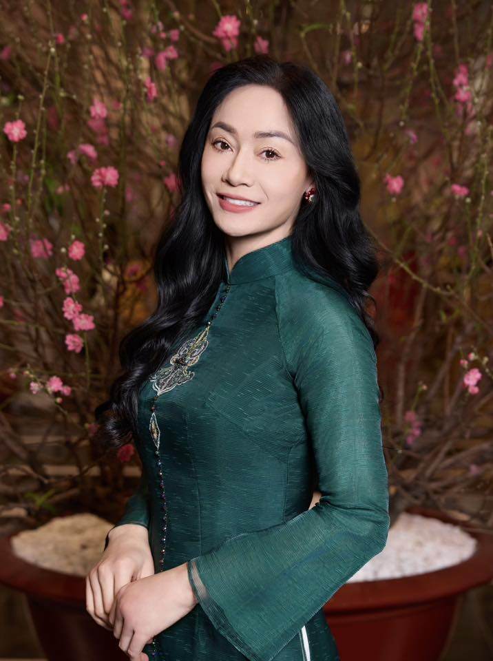 Sau hơn một thập kỷ rút lui khỏi làng giải trí, Quách Thu Phương chính thức tái xuất.