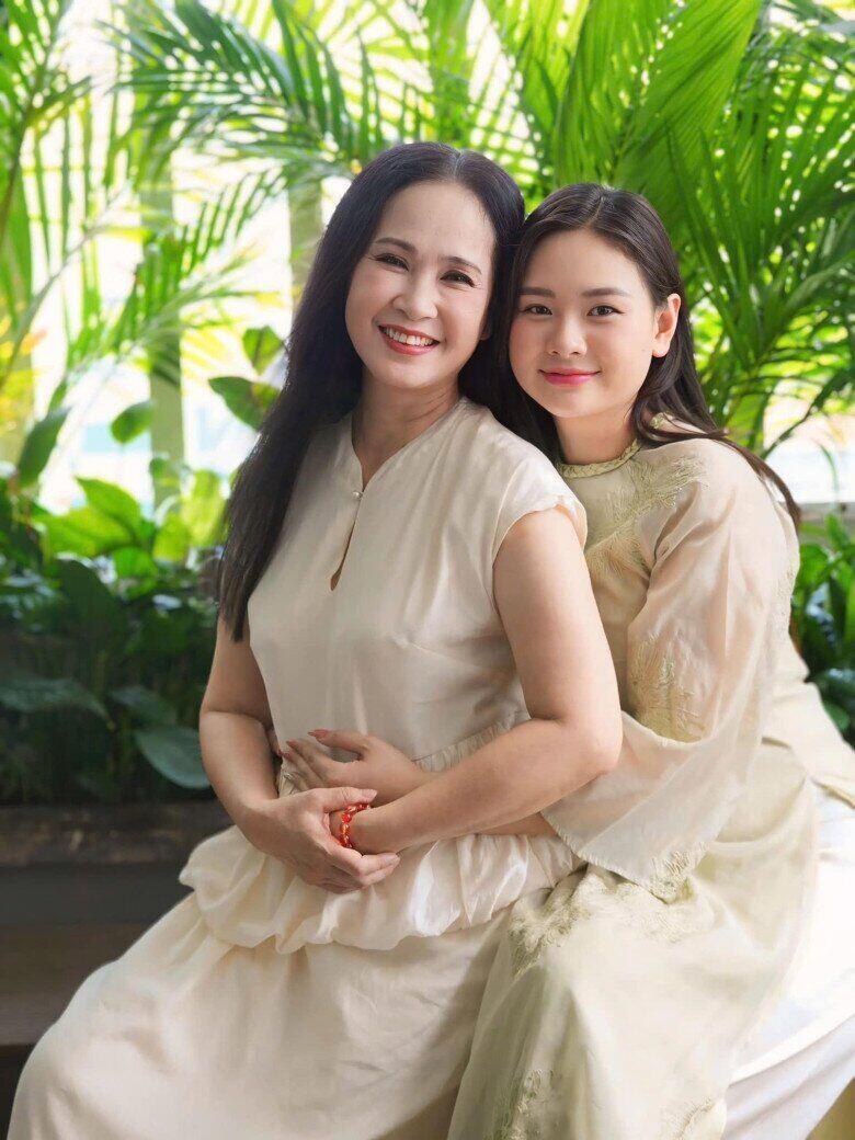 Con dâu thứ - Hải Anh cũng thân thiết với mẹ chồng.