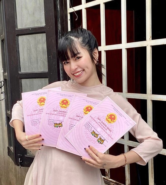 Mùng 1 Tết 2023, Khánh Vân từng đăng ảnh cầm 4 cuốn sổ đỏ trên tay và cho biết đây là hồng bao mà mình tự lì xì cho chính mình.