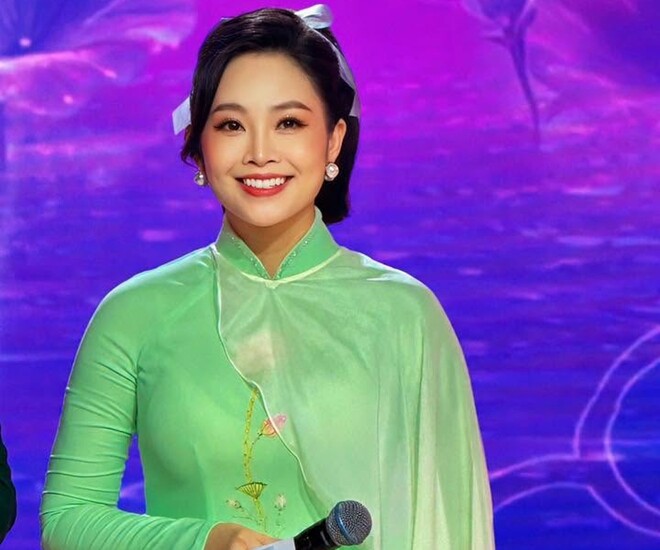 Nhan sắc mặn mà của MC Thùy Linh trên sân khấu Chung kết Hoa hậu.