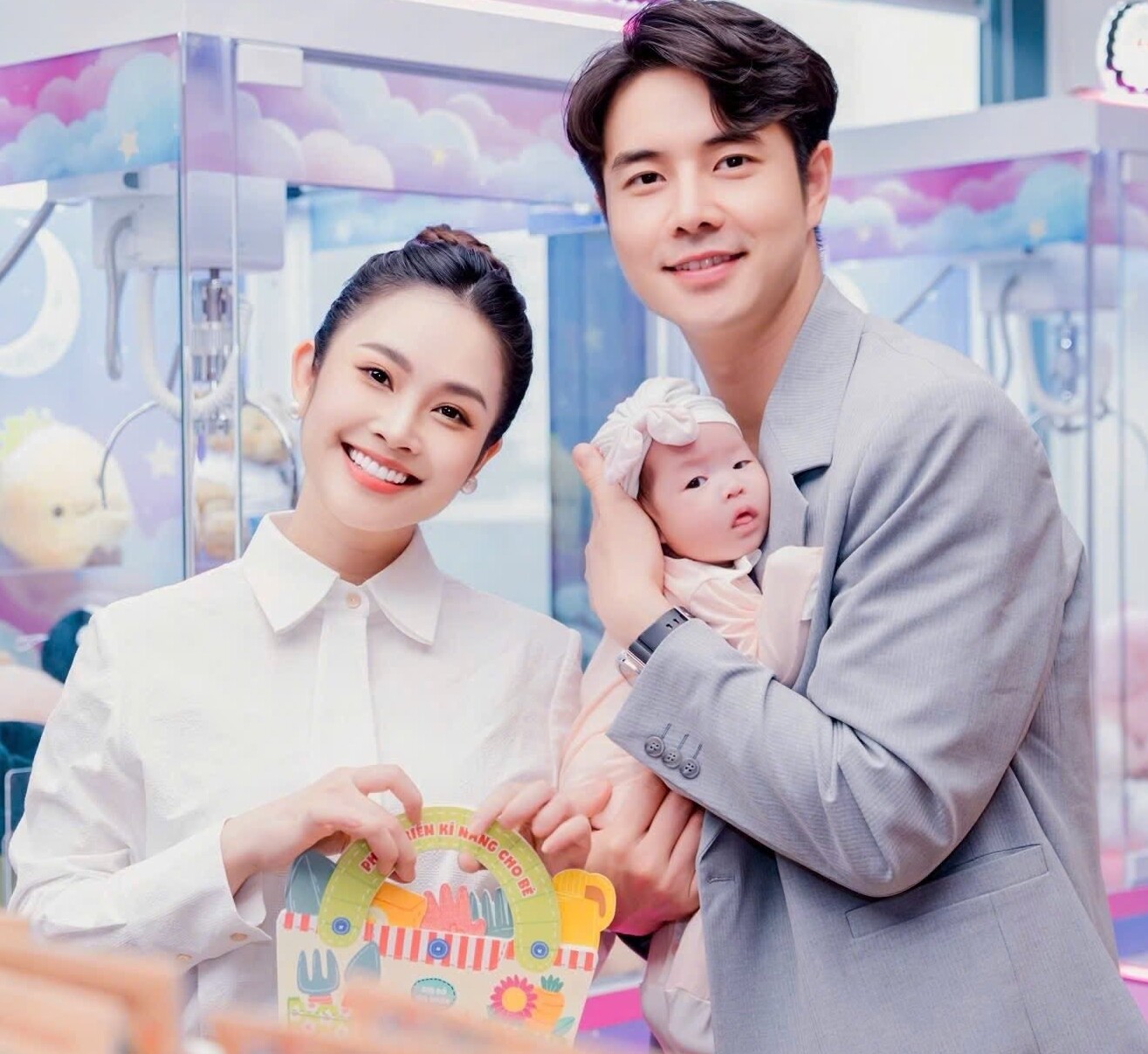 Đức Hiếu tiết lộ anh đã học cách chăm sóc trẻ sơ sinh, từ cách bế, cách cho ăn, cách vỗ ợ sau khi ăn, cũng như việc theo dõi giờ giấc sinh hoạt của bé.