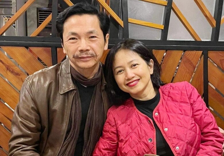 Bà xã của nam nghệ sĩ làm nghề kế toán, kém chồng 10 tuổi.