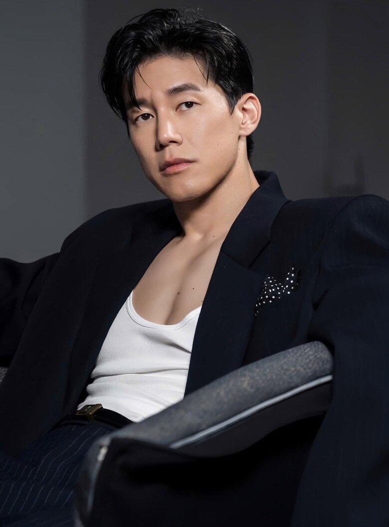 Để có được thành công ngày hôm nay, Kim Mu Yeol đã đi qua một hành trình dài với bao thăm trầm.