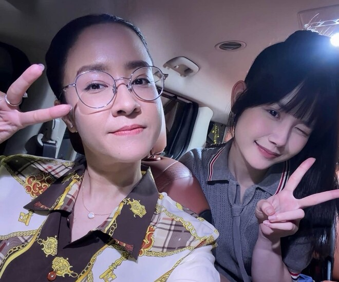 Thùy Dương (trái) và Tú Quyên nhí nhảnh tạo dáng trong hậu trường phim.