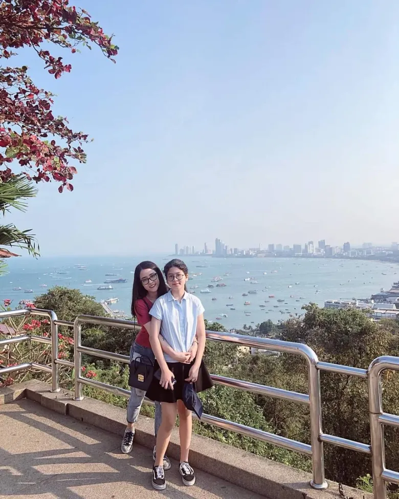 Thùy Dương luôn đồng hành và chia sẻ mọi buồn vui cùng con gái.