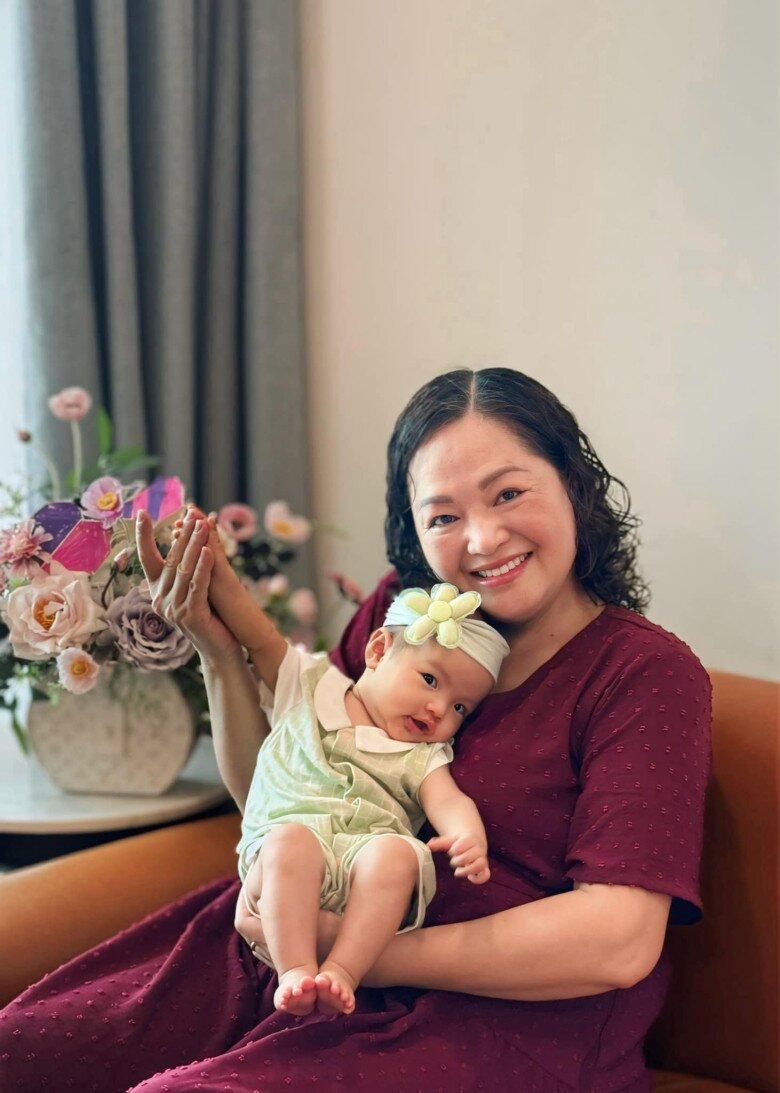 Cựu diễn viên giúp đỡ con gái chăm lo cho các tiểu thiên thần.
