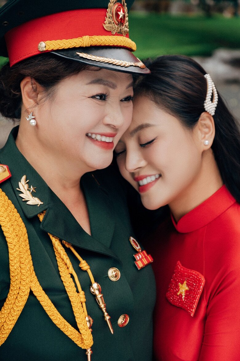Bà là một Thượng tá quân đội.