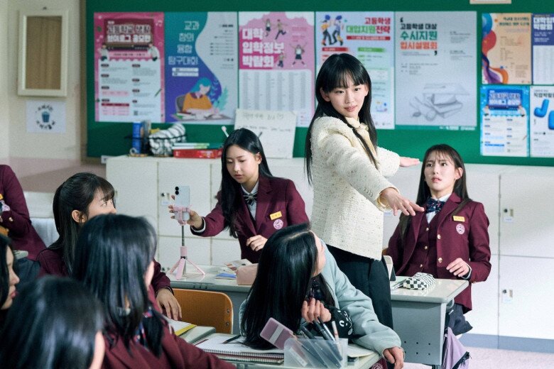 Bài Học Đáng Đời lấy bối cảnh xã hội Hàn Quốc đương đại, khi môi trường học đường xuống cấp trầm trọng.
