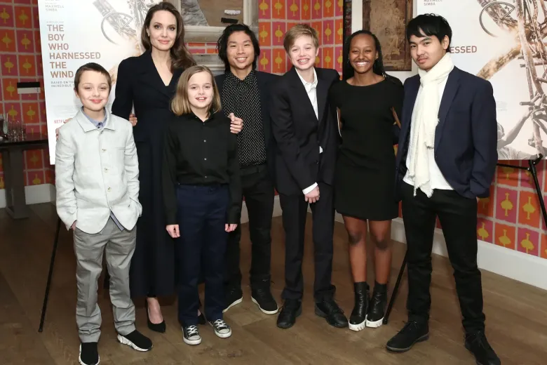 Angelina Jolie luôn sát cánh bên 6 người con của cô.