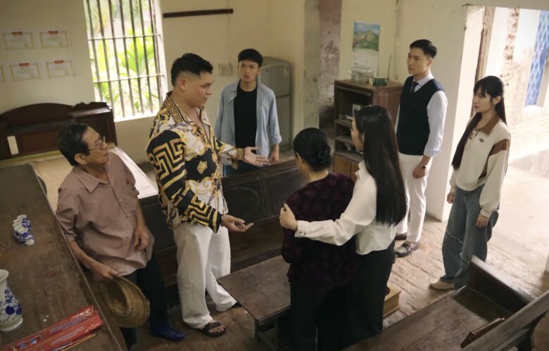 Người hỏi mua nhà chính là Bờm - người chuyên cho vay nặng lãi từng có ý định xâm hại Thương.