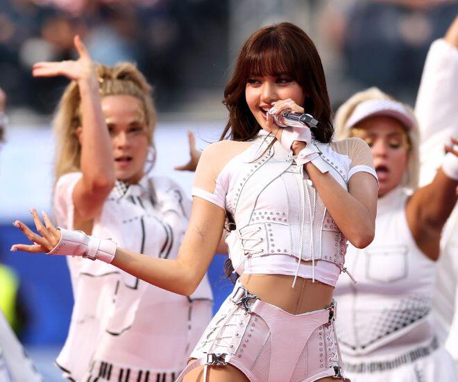 Lisa trở thành cái tên được nhắc tới nhiều không kém “nữ hoàng World Cup” Shakira sau lễ khai mạc giải bóng đá lớn nhất hành tinh.