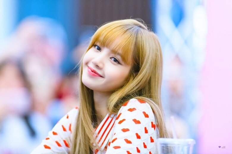 Lisa được mệnh danh là búp bê sống trong giới idol Hàn Quốc.