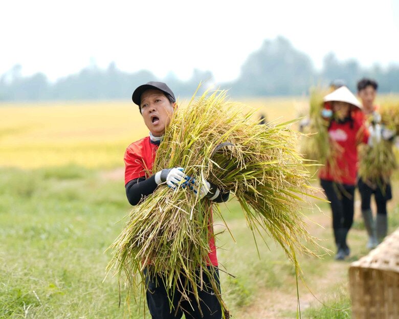 Cậu bé 5 tuổi mất mẹ từng mót mủ cao su, nay là danh hài nổi tiếng cả nước, có biệt thự rộng như công viên - 6