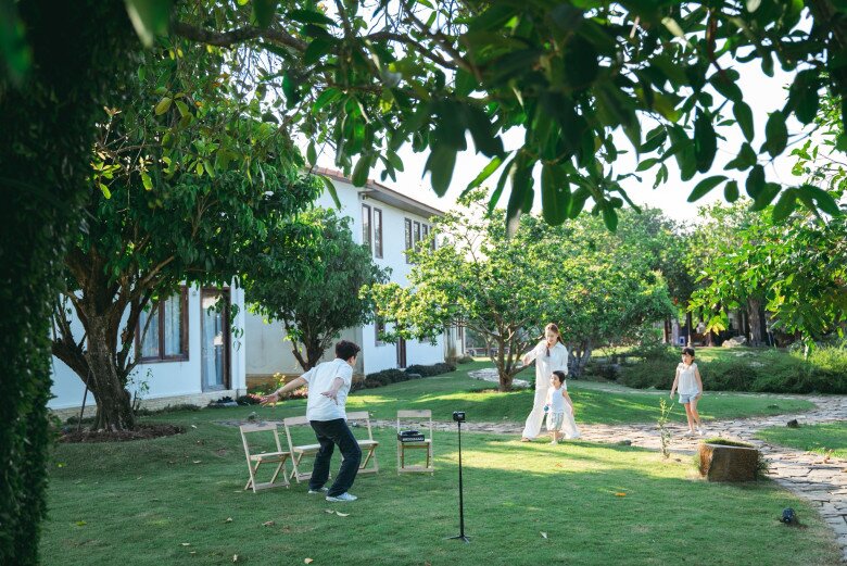 Gần đây, Trường Giang chia sẻ hình ảnh đời thường bên vợ con ở ngôi nhà vườn và thổ lộ: Một ngày bình thường ở Nhà trọ Destiny, vậy thôi đó mà cảm thấy không gì hạnh phúc bằng.