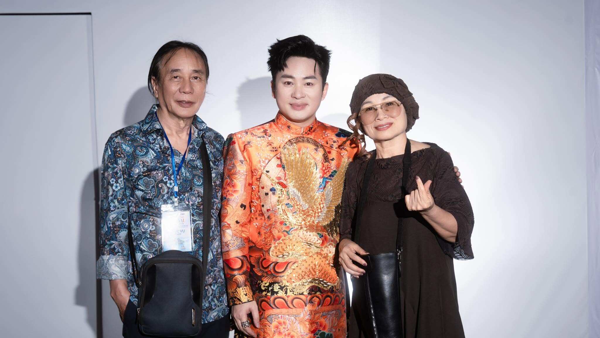Mới đây, Tùng Dương tiết lộ: Lần đầu tiên được đầy đủ mama và papa hộ tống đi show. 2 anh chị vẫn phong độ và yêu đời như ngày nào.