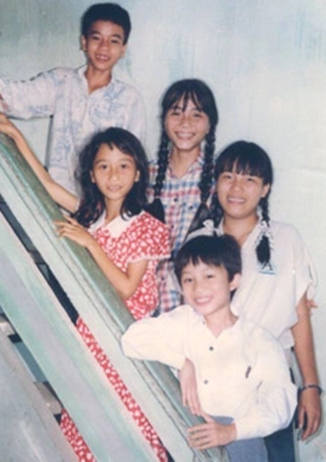 Tùng Dương bên người bác đã nuôi nấng mình khi xa bố mẹ, cùng các chị họ, hàng xóm năm xưa.