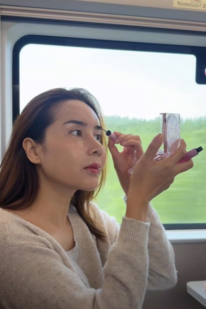 Khoảnh khắc bình yên, tô điểm nhan sắc của nữ ca sĩ trên chuyến tàu.