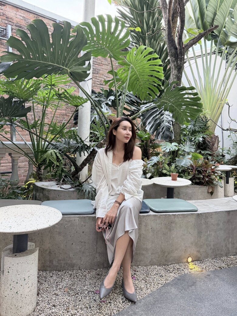 Lưu Hương Giang ngày càng trẻ trung gợi cảm khi độc thân ở tuổi U45, amp;#34;không có người đợi ở sân ga vẫn phải xinhamp;#34; - 7