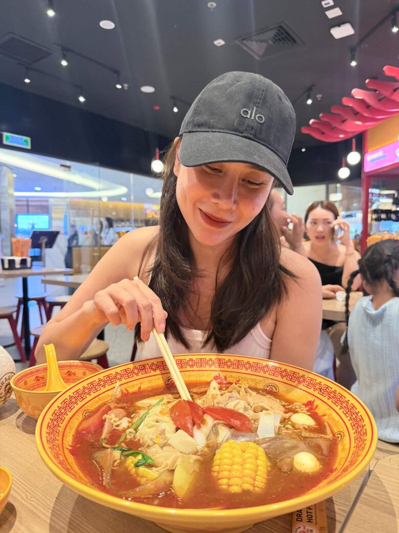 Lưu Hương Giang ngày càng trẻ trung gợi cảm khi độc thân ở tuổi U45, amp;#34;không có người đợi ở sân ga vẫn phải xinhamp;#34; - 11