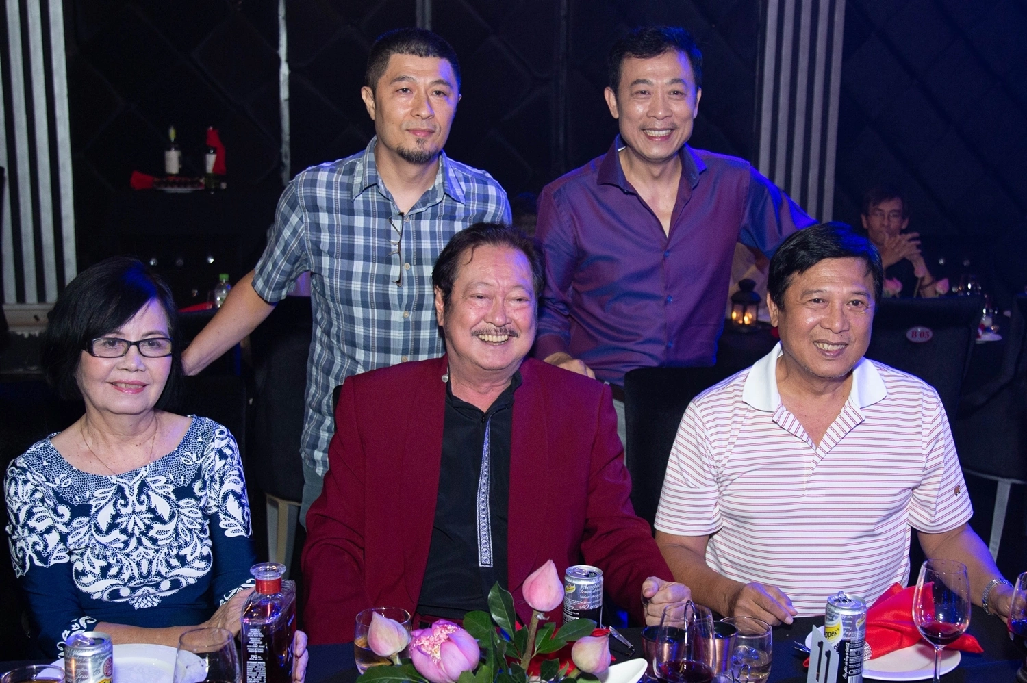 Nguyễn Dương (áo thun), Charlie Nguyễn (áo caro), Vân Sơn (áo tím) chụp ảnh cùng vợ chồng Chánh Tín.