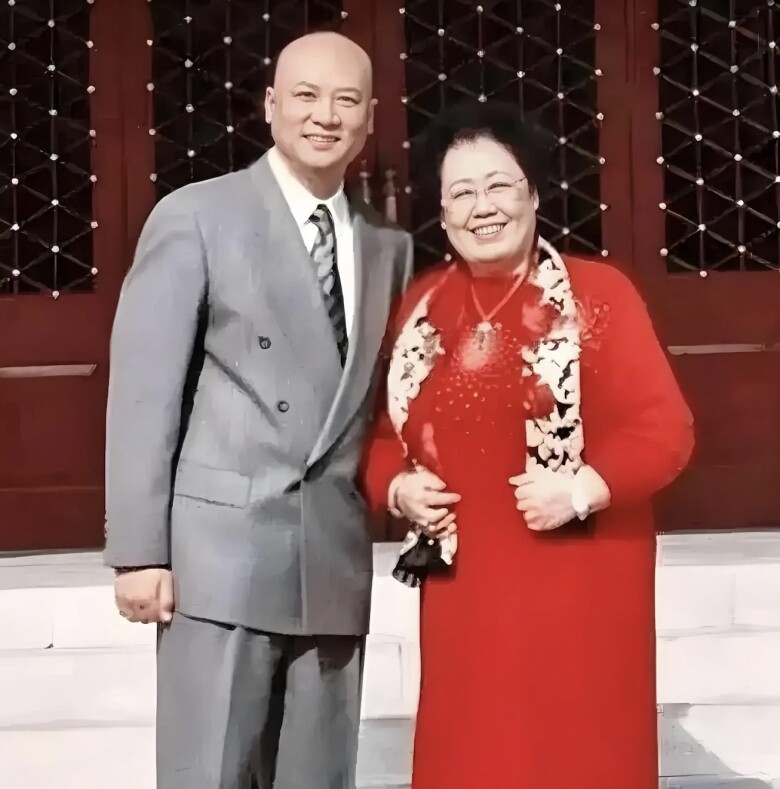 Sống chung hơn 3 thập kỷ nhưng 2 người vẫn dành sự tôn trọng tuyệt đối với đối phương.