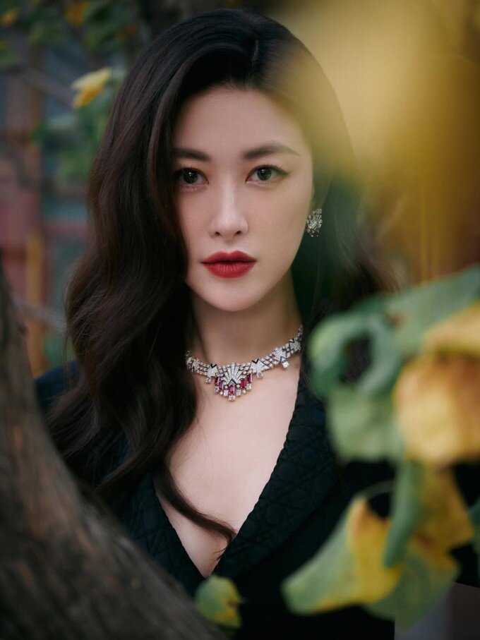 Chu Châu sinh ra trong một gia đình trâm anh thế phiệt ở Bắc Kinh.
