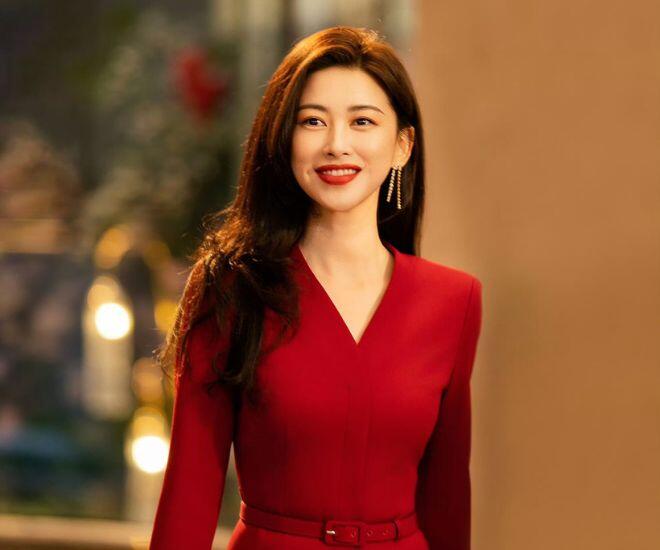 Trung tâm của Mật Ngữ Kỷ là nữ chính Hứa Mật Ngữ - do Chu Châu đảm nhận.