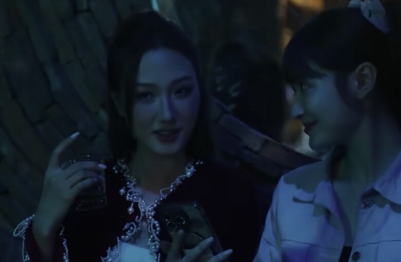 Diễm nhanh chóng thu hút sự chú ý từ Quân.