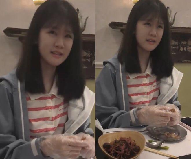 Lục Vũ Huyên dù đã 17 tuổi nhưng không biết bóc tôm.